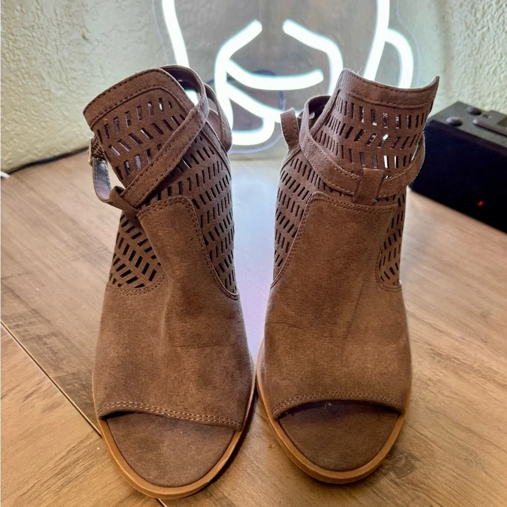 American Eagle by Payless Grey Cutout Heels - Picture 2 of 5